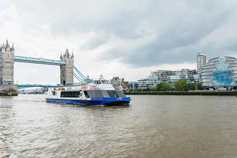 La barca accanto al Tower Bridge