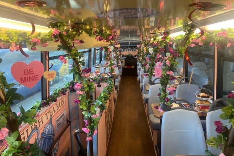 Interno dell'autobus del tè delle cinque a Londra