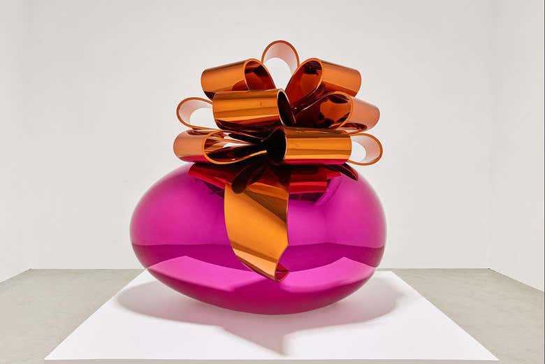 Smooth Egg with Bow di Jeff Koons