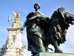 Buckingham Palace, Monumento alla Vittoria