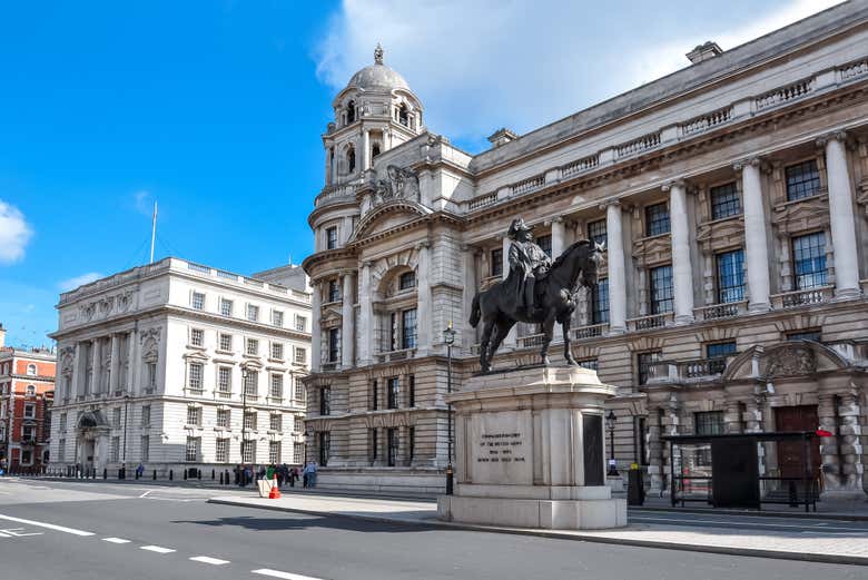 Inizieremo la missione in Whitehall